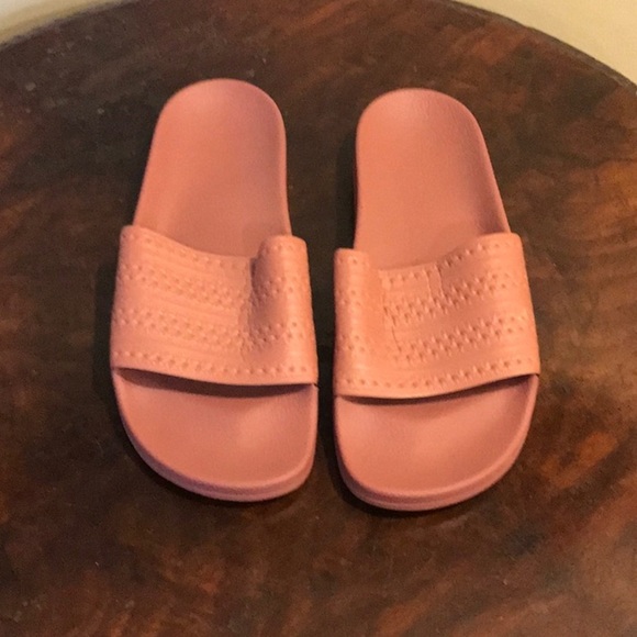 Adidas muted pink slides size 9 worn 1 time like new - Picture 2 of 4